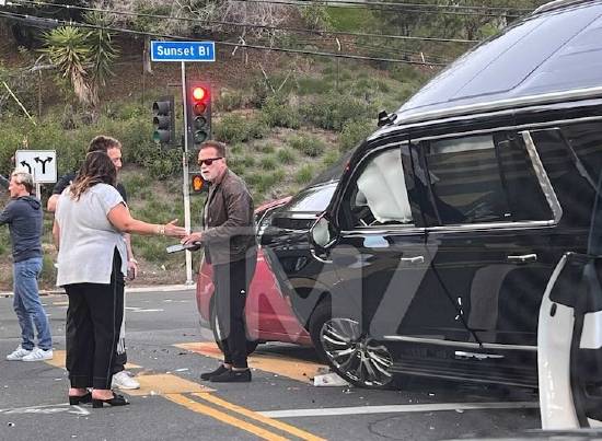 74岁施瓦辛格洛杉矶发生车祸 事故造成1女子受伤