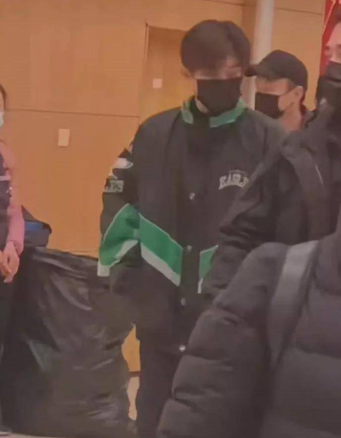 张小斐 春晚私服比拼：赵丽颖千元夹克可爱减龄，张小斐万元大衣输给宋茜