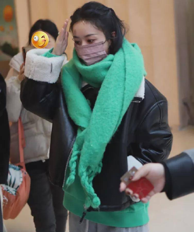 张小斐 春晚私服比拼：赵丽颖千元夹克可爱减龄，张小斐万元大衣输给宋茜