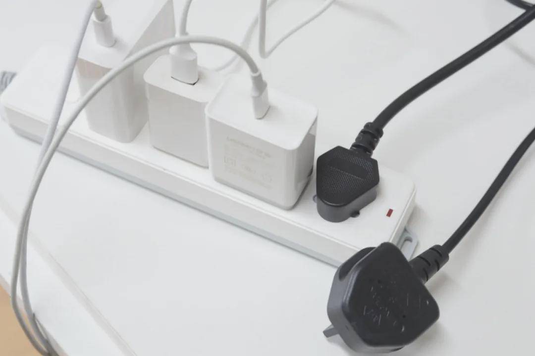 笔记本电脑应该边用边充电，还是没电再充？很多人一直做错