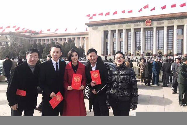 一身周迅头发盘起真减龄，高清镜头下皮肤也太好了吧！