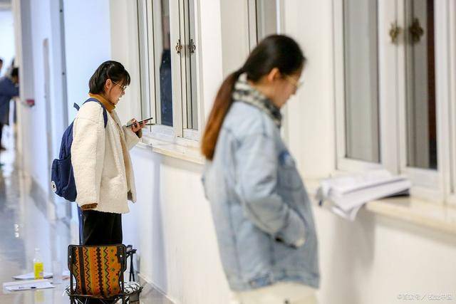 利用课余时间勤工俭学大学期间的空余时间比较多，学生们可以利用这个时