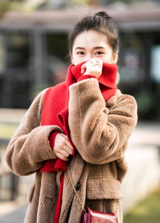 围巾 怎么穿大衣才高级？三套穿搭示范，让你轻松成为人群中的焦点