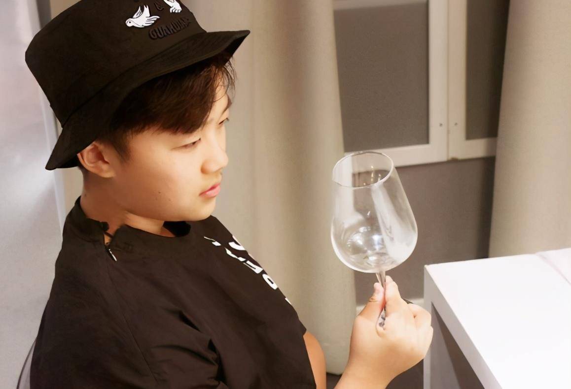 贾云哲|5岁凭“东儿”爆红,因病影响发育,靠激素长个,如今他怎么样了