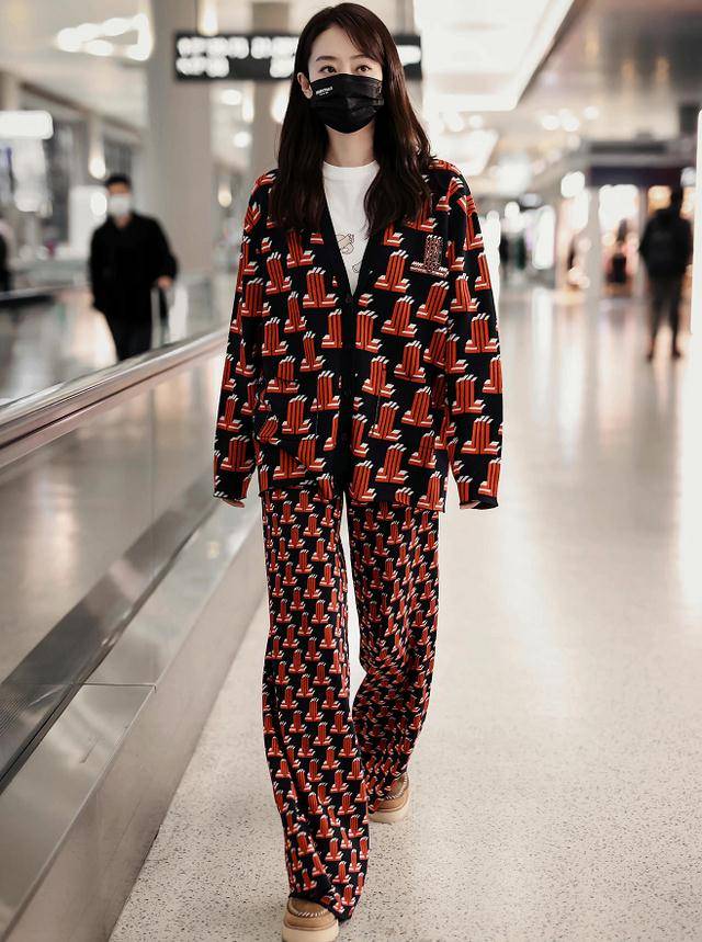 张小斐 张小斐生日咖位飞升，时尚品味改头换面，穿万元大衣千元鞋子出街