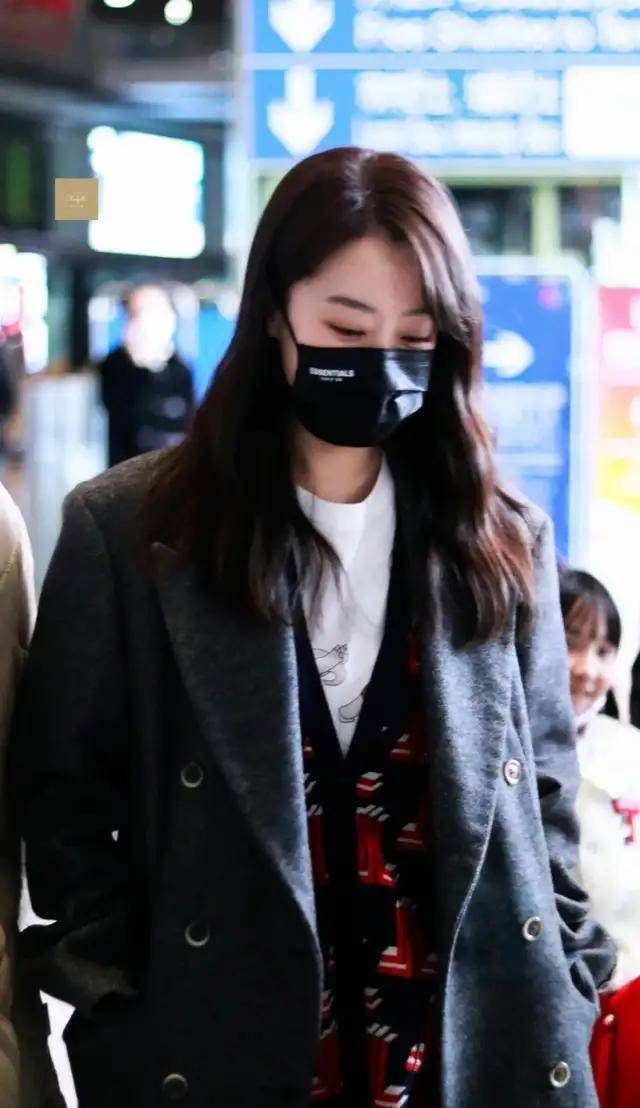 张小斐 张小斐生日咖位飞升，时尚品味改头换面，穿万元大衣千元鞋子出街