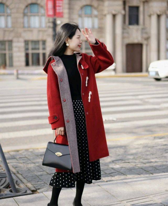 围巾 怎么穿大衣才高级？三套穿搭示范，让你轻松成为人群中的焦点