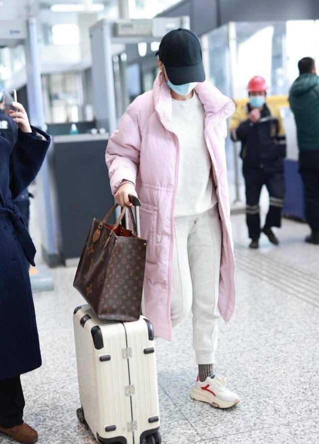 视觉 叶一茜机场穿搭接地气，粉色羽绒服搭配卫衣套装，丝毫没有明星味