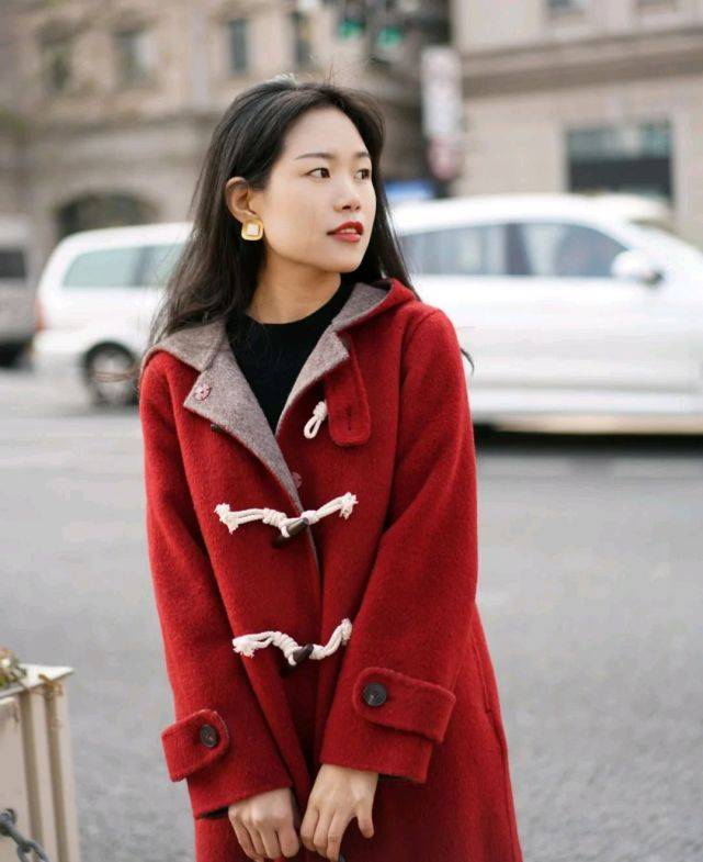 围巾 怎么穿大衣才高级？三套穿搭示范，让你轻松成为人群中的焦点