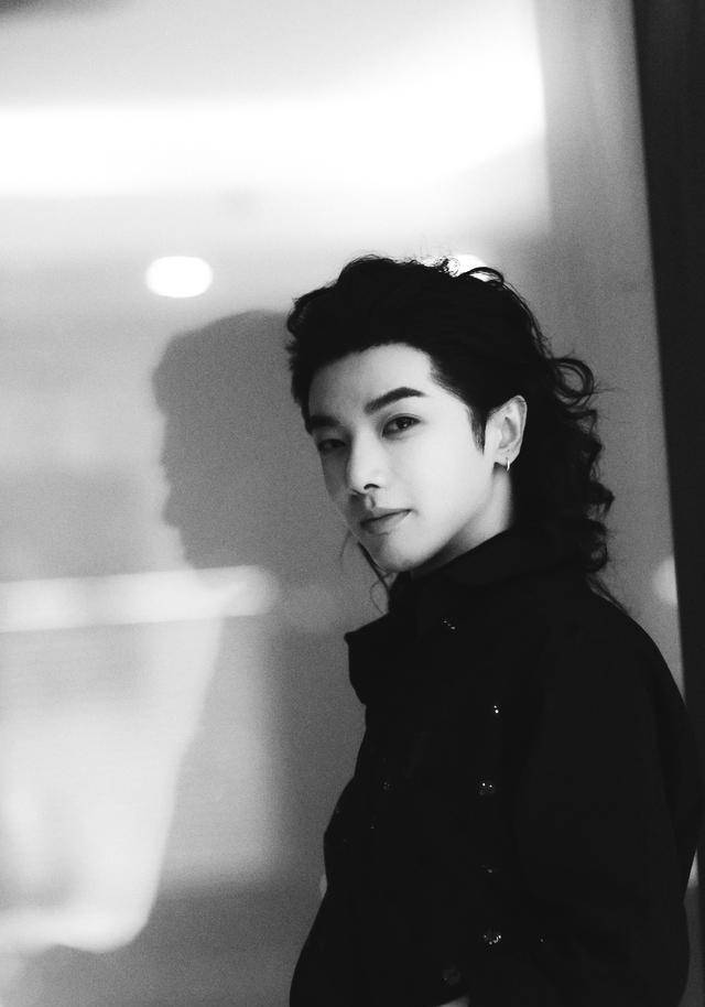 离场时,华晨宇与天娱传媒总经理申亚东同行.