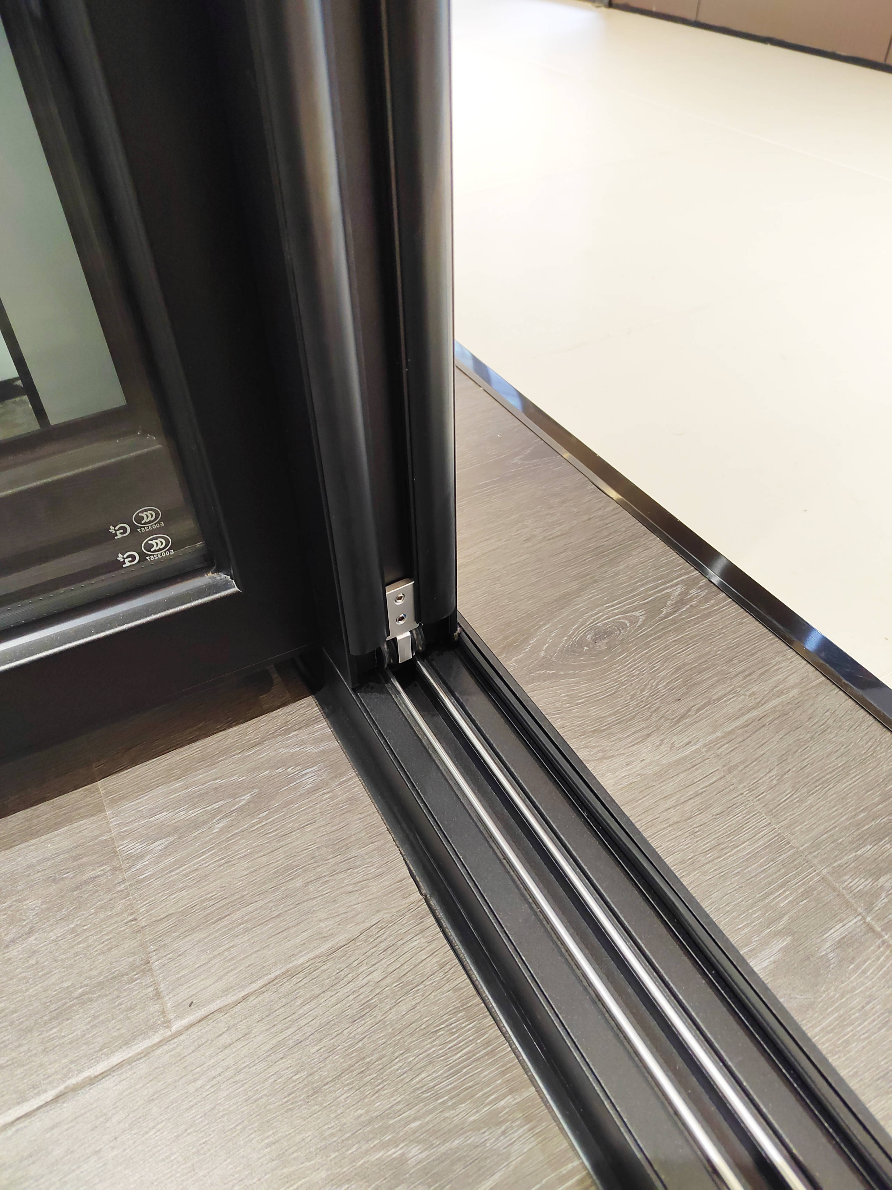 芬德格林门窗-折叠门采用德国凯森贝格专用折叠门五金配件,更加持久