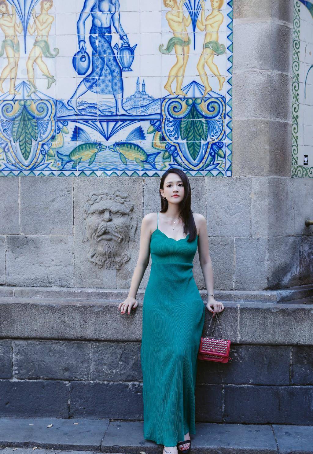 陈乔恩 陈乔恩真是满满的少女心，绿色T恤配背带裤，完全看不出40岁了