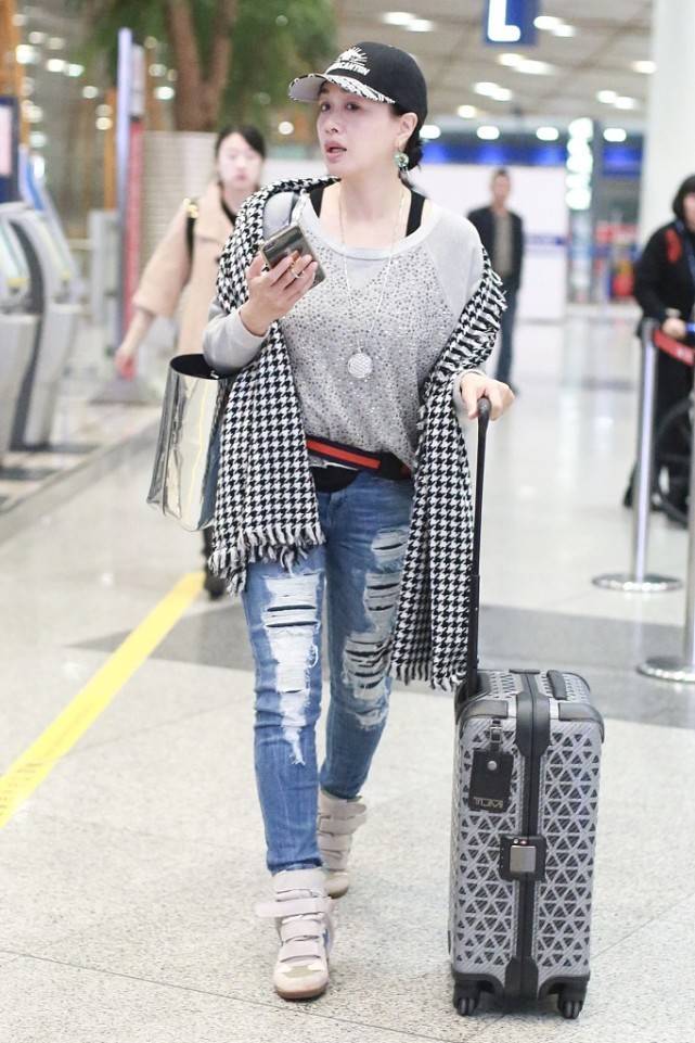 设计 钟丽缇好摩登,棋盘格皮草配拉链裤,长睫毛接得高级,挺显眼睛大