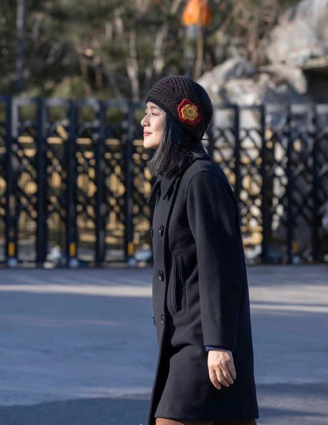 廓形 周韵综艺首秀,戴奶奶帽暴露年龄却没翻车,43岁还能成颜值担当