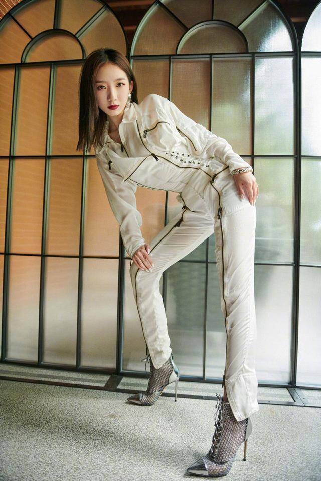 机车孟美岐拉链连体裤帅气十足！变身街头机车少女，尽情释放迷人气场
