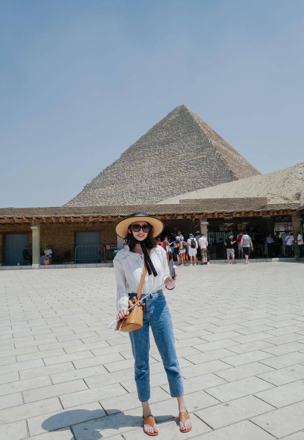 陈乔恩 陈乔恩真是满满的少女心，绿色T恤配背带裤，完全看不出40岁了