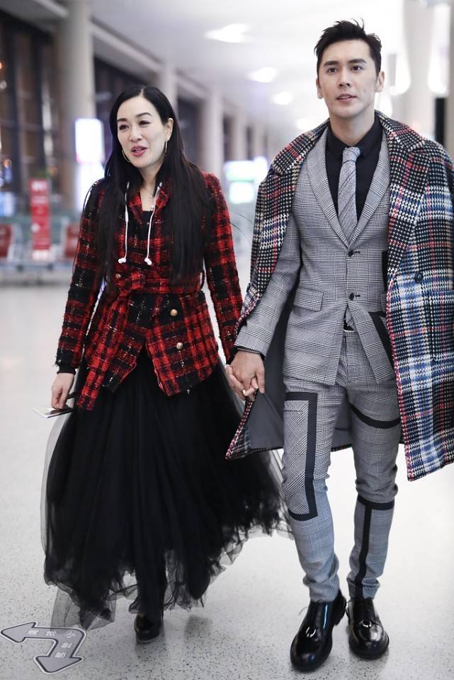 设计 钟丽缇好摩登,棋盘格皮草配拉链裤,长睫毛接得高级,挺显眼睛大