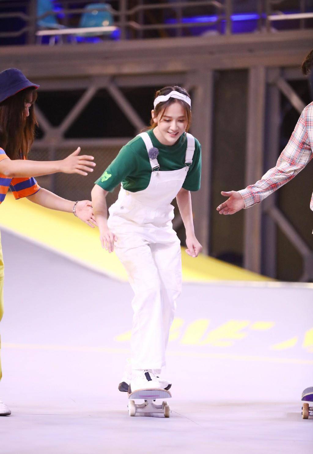 陈乔恩 陈乔恩真是满满的少女心，绿色T恤配背带裤，完全看不出40岁了