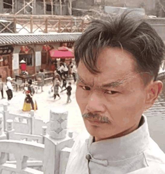 林正英走后就再无僵尸片,这真的让人感到很可惜,不过最近却有一位长相