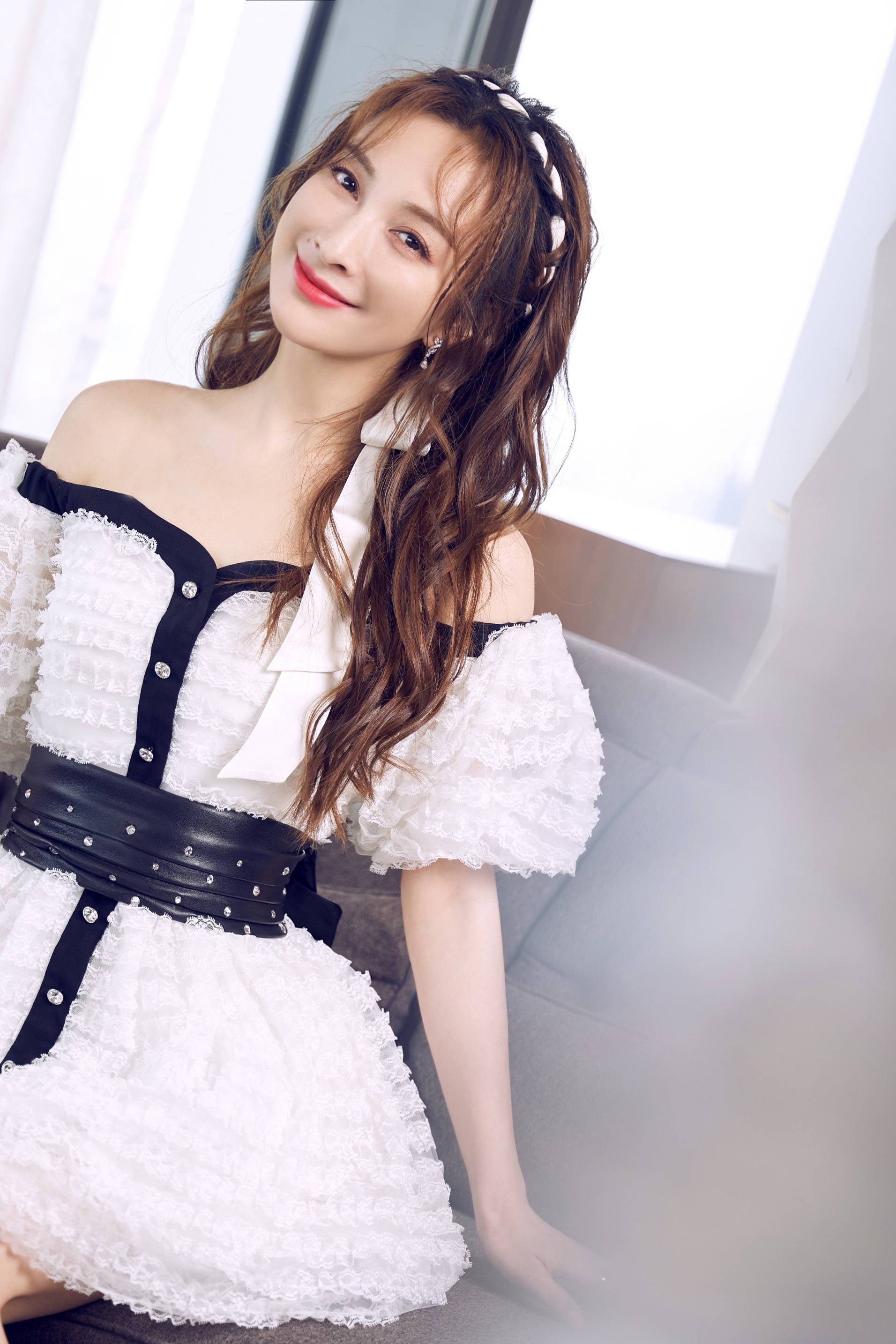 原创37岁吴昕冻龄造型曝光蓝色衬衫小短裙像18岁元气少女