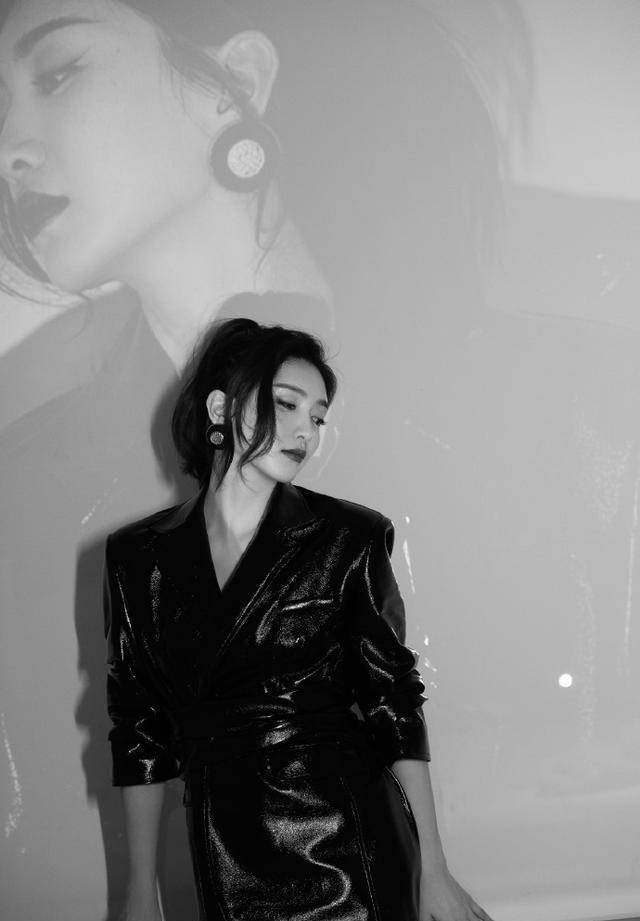 个性 江疏影为秀腿拼了,黑色皮衣当裙子穿,双腿又细又长又白