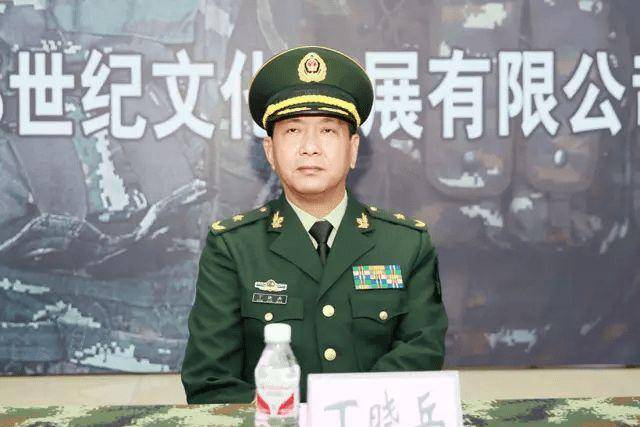 原创老山战场侦察英雄丁晓兵被炸亲手割掉手臂31年后成独臂少将