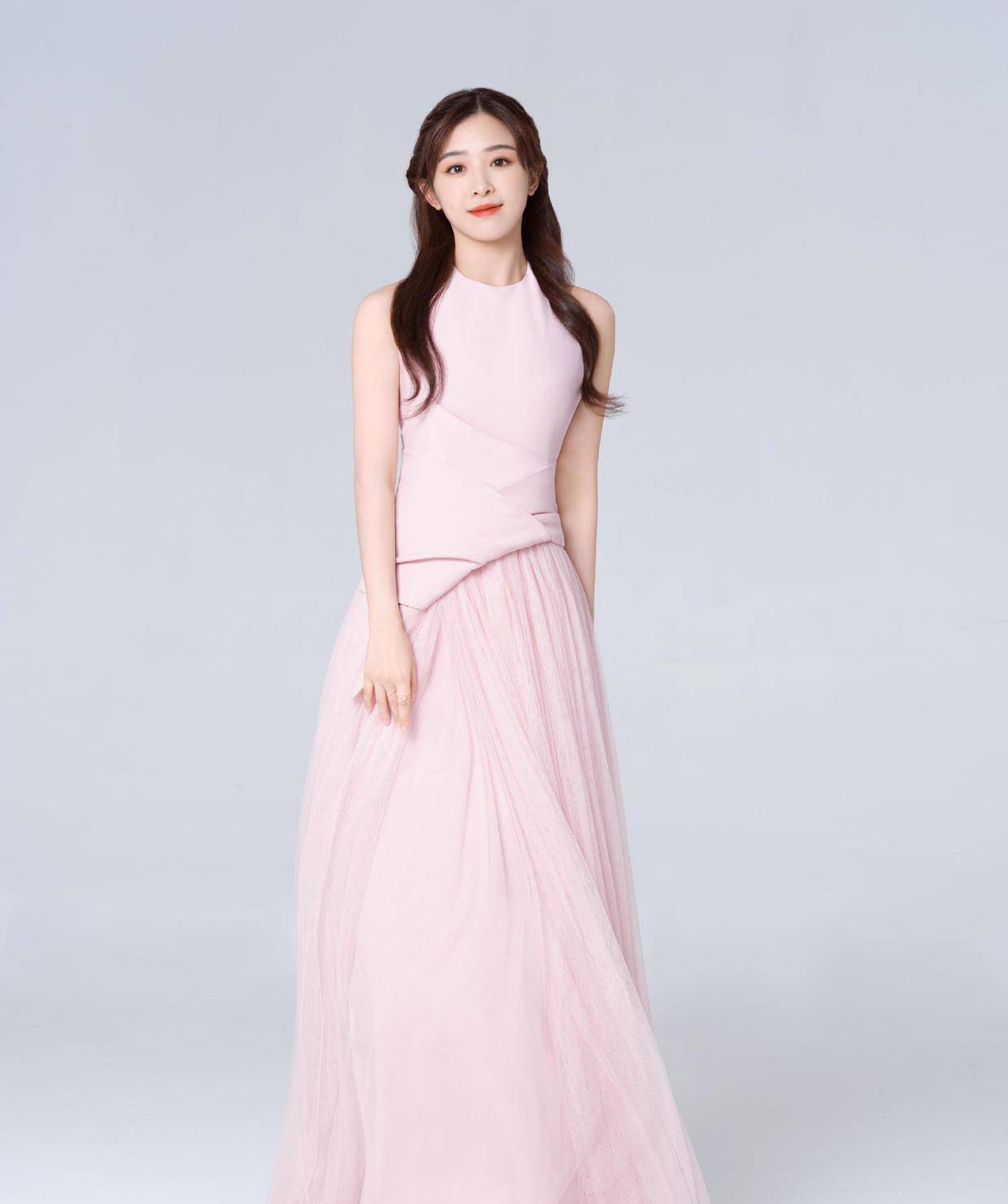 黑色 张含韵不再走可爱风,穿斜肩裙配黑丝袜,像换了个人+换了副身材