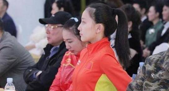 45岁袁立疑似怀孕和新婚老公十分恩爱
