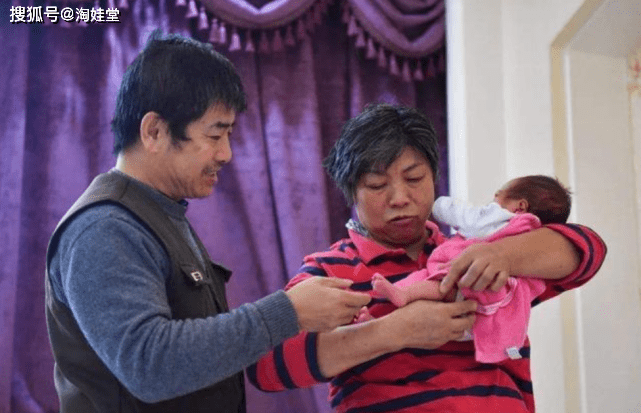 时代|弟弟又给我养，我儿子谁养？三胎时代中的大宝，苦涩面对父母“甩锅”