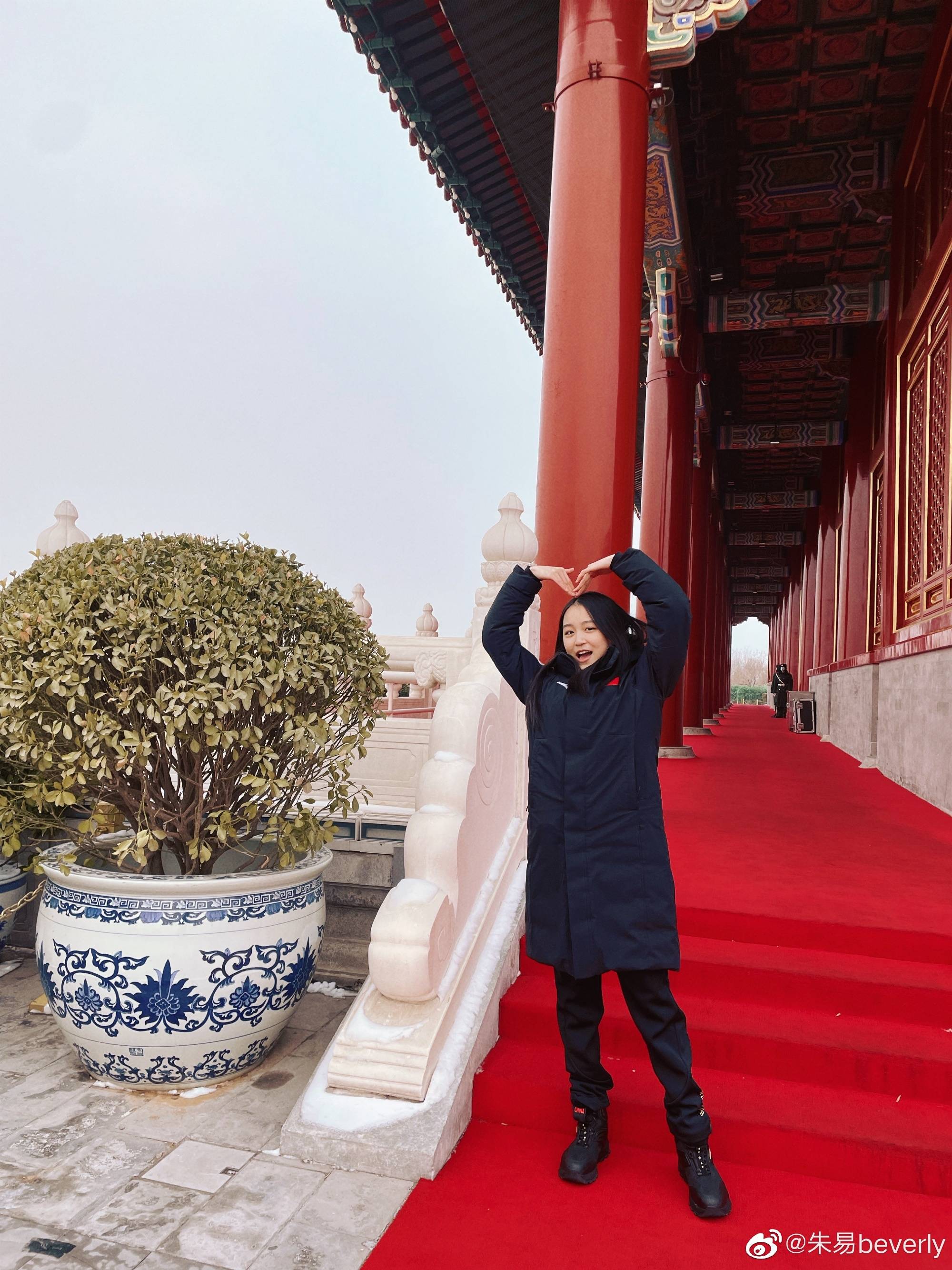 欢迎回归祖国怀抱 中国花滑入籍女神晒照 观看升旗仪式并宣誓 朱易 陈虹伊 因为