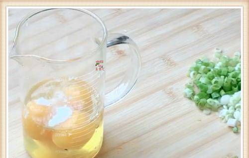 的表面|夏天必备快手鸡蛋泡泡饼,不用发面特简单,30分钟搞定全家人早餐