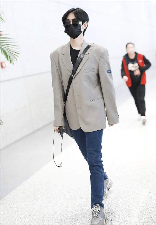 汪苏泷 汪苏泷都30多岁了仍似“奶油小生”,穿西装好精致