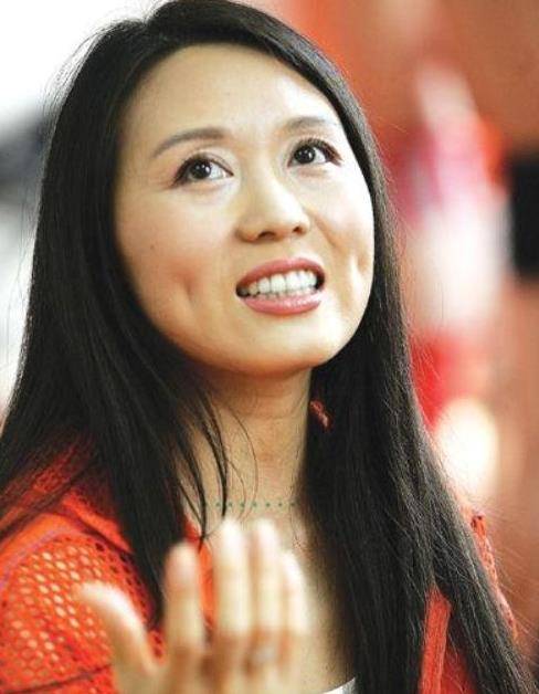 她上春晚几次,却没有大红大紫,比丈夫大15岁,如今仍然恩爱_吴琼_黄梅