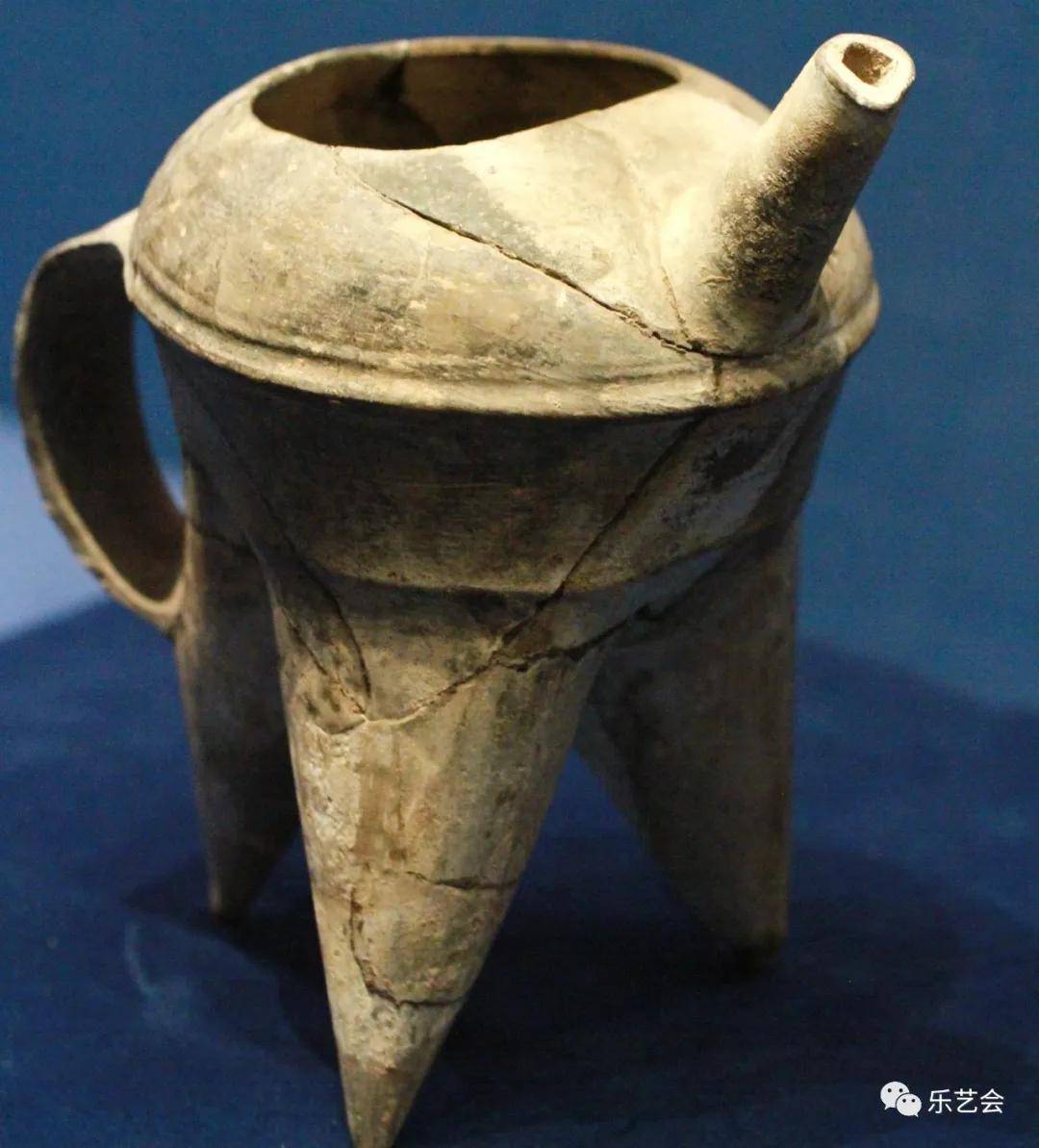 ，二里头文化公元前18-前16世纪通高20cm山西夏县东下冯出土，山西博物院藏陶鬲，陶寺文化约公元前2300-前1900年高47cm，腹径33cm襄汾县陶寺遗址出土，