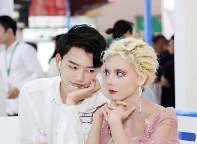 小天“真人芭比”网红迪丽拉,公开否认整容,结果吃饭却不敢张嘴?