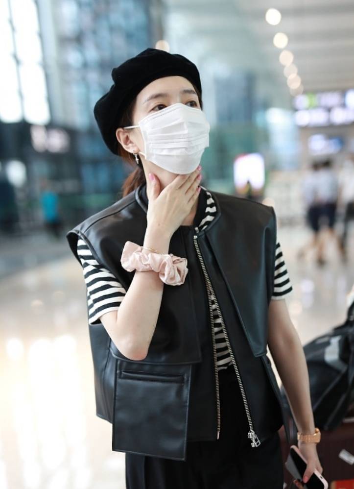 计划 江疏影现身机场，条纹上衣配马甲酷酷的，肥肠发圈引领时尚