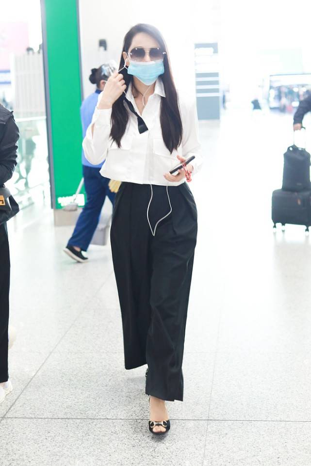 身材 伊能静身材没走样，轻松驾驭粉红色丝绒裙