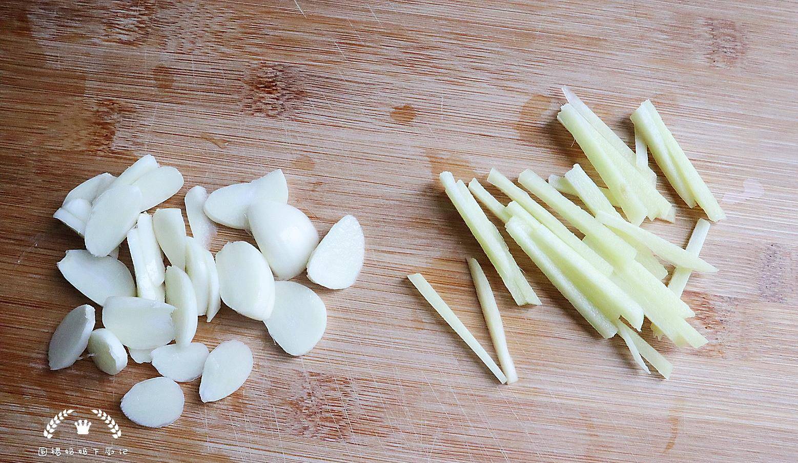 加入适量|这菜看起来老，吃起来却很嫩，放点肉一起炒，肉香菜更香，真好吃