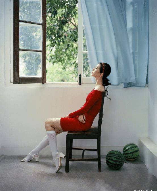 显得 刘诗诗怀旧复古风尽显优雅！这穿搭也太突出天鹅颈优势了，太美了