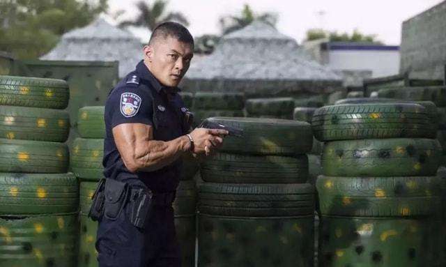 原创特警中的特警一身肌肉让人羡慕估计拳王泰森也打不赢他