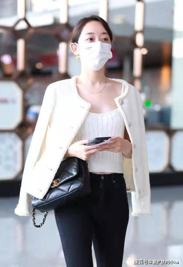 蒋梦婕 蒋梦婕满身贵气,小香风外套+小脚裤优雅时髦,配香奈儿包很抢镜