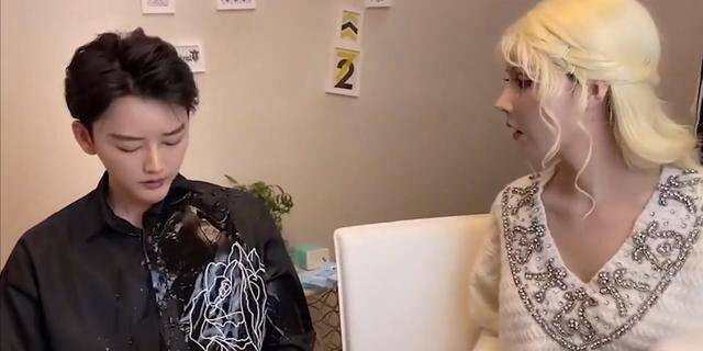 小天“真人芭比”网红迪丽拉,公开否认整容,结果吃饭却不敢张嘴?