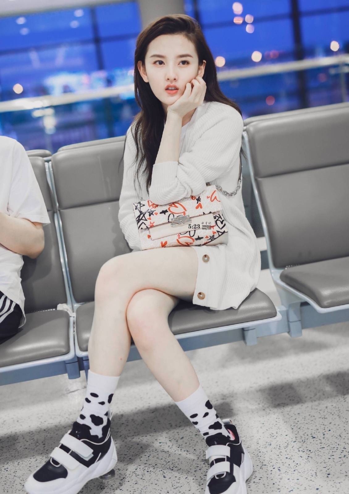 样式 宋祖儿不愧是时髦精，穿白色背心凹造型，身材婀娜又甜又媚