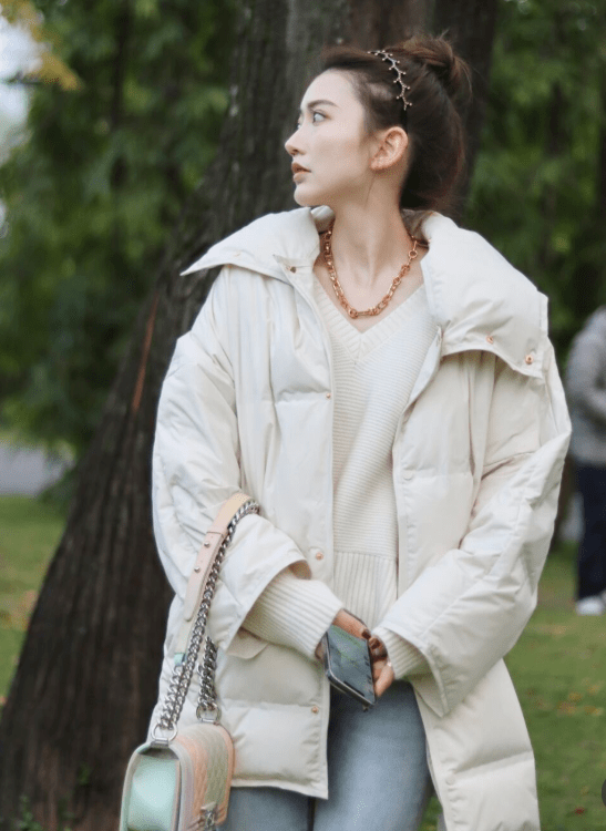 黑色 今年流行“羽绒服+小脚裤”，时髦显瘦又保暖，轻松美出新高度