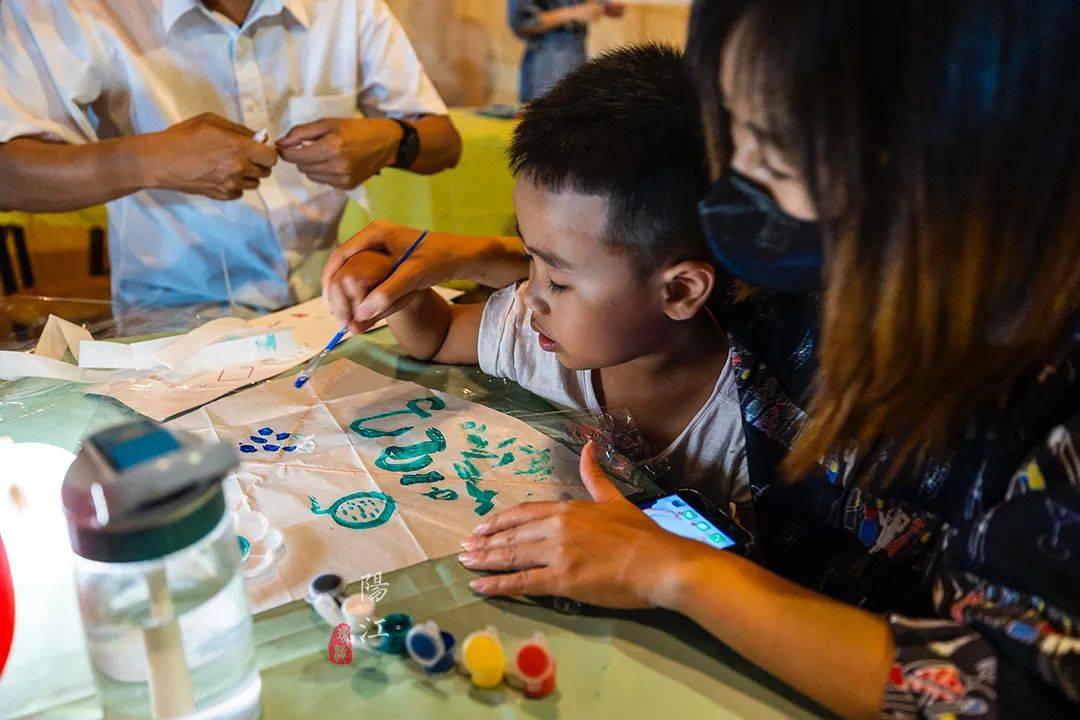 春节遛娃好去处，这个风筝主题的网红街区，晚上风筝会发光