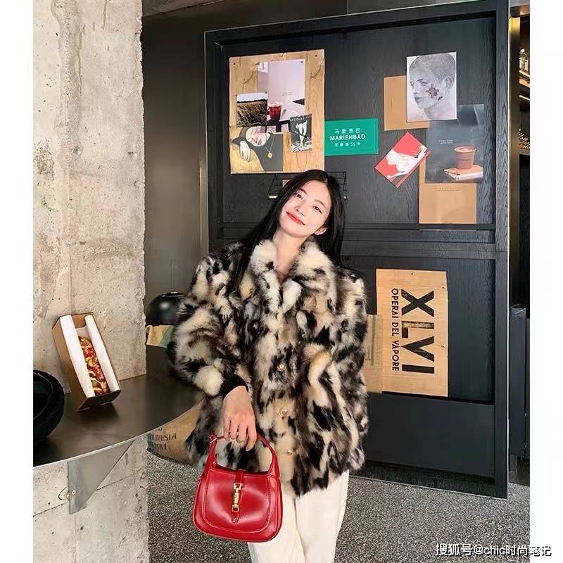 卫衣 寡淡不漂亮的周雨彤,如今却把“如虎添翼”虎年元素穿搭玩明白了