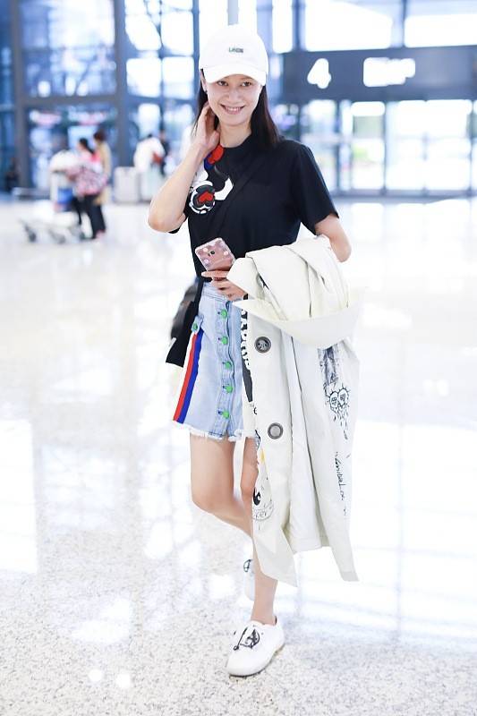 设计 “祝无双”倪虹洁还很甜,身穿短裙加短袖,满满的清爽气息