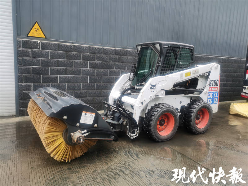 南京这些"扫雪神器"准备好了_扫雪车_山猫_作业