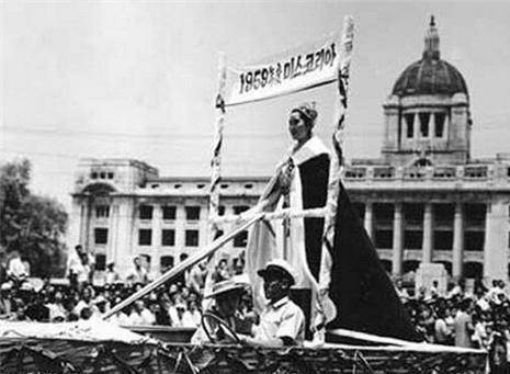 脸盘70年代韩国选美比赛：大脸盘小粗腿，当年的国模比现在女星漂亮？