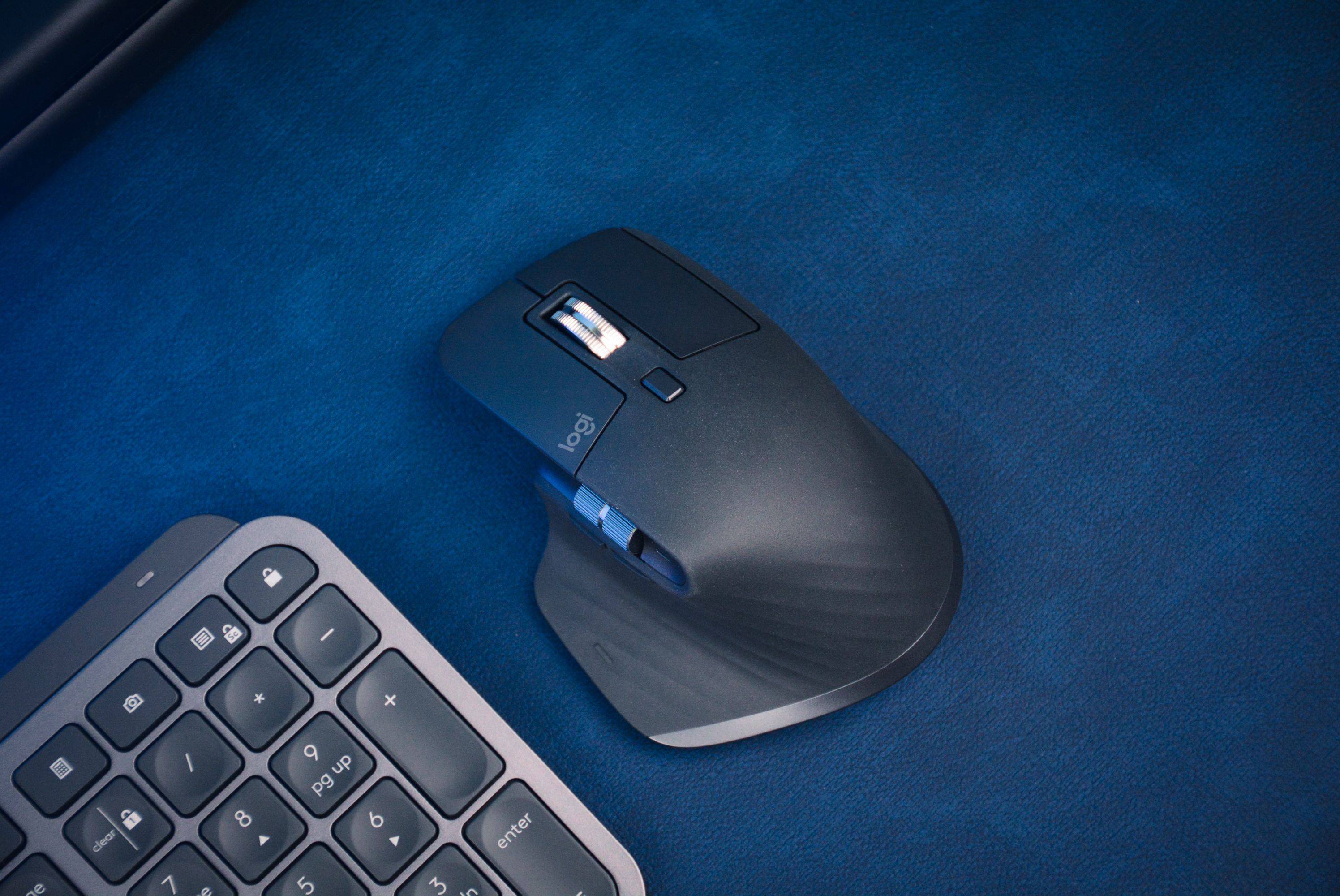 内部除了罗技mx master 3办公鼠标 罗技mx keys无线蓝牙键盘之外,还